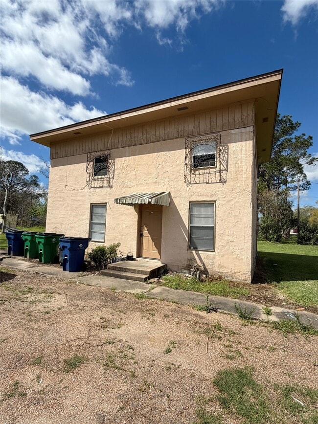 1125 N Valderas St in Angleton, TX - Building Photo - Building Photo