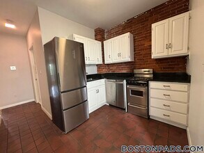 164 Broadway, Unit 2 in Somerville, MA - Building Photo - Building Photo