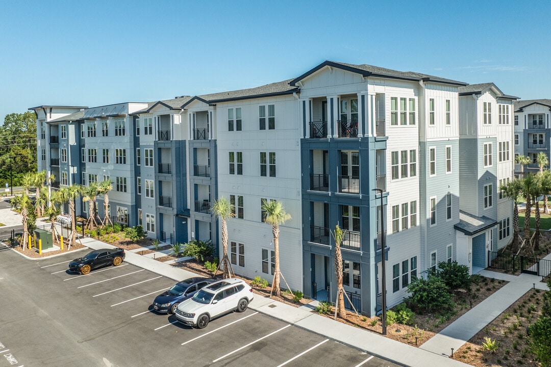 Apela House in Jacksonville, FL - Building Photo