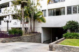 321 N Oakhurst Dr in Beverly Hills, CA - Building Photo - Building Photo