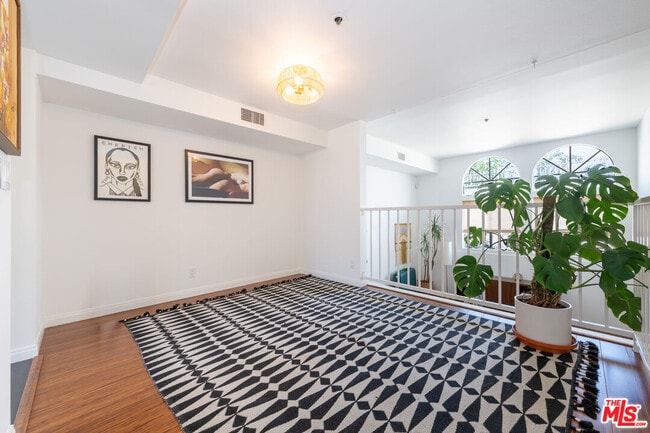 1001 Figueroa Terrace in Los Angeles, CA - Building Photo - Building Photo