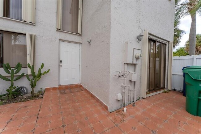 626 NE 195th St in Miami, FL - Building Photo - Building Photo