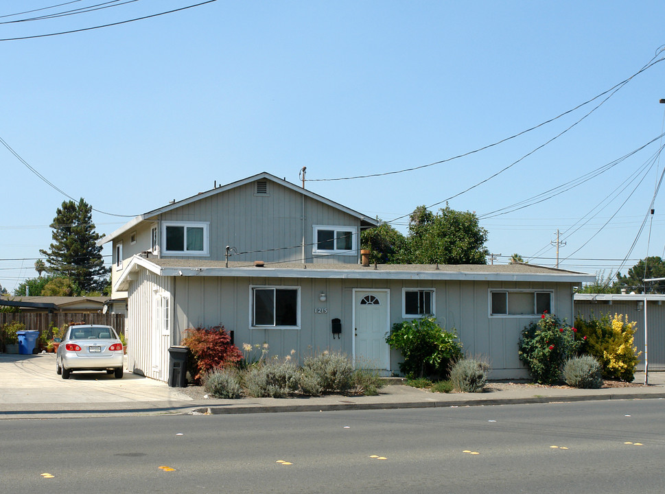 1215 Yulupa Ave in Santa Rosa, CA - Building Photo