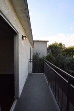 15049 Burbank Blvd, Unit 207 in Los Angeles, CA - Building Photo - Building Photo