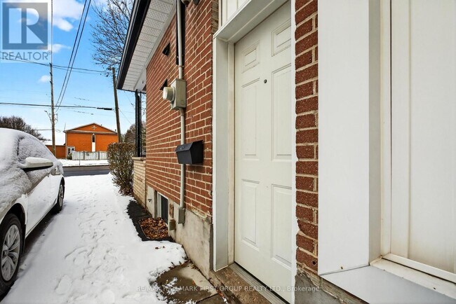 303 Rossland Rd W in Whitby, ON - Building Photo - Building Photo