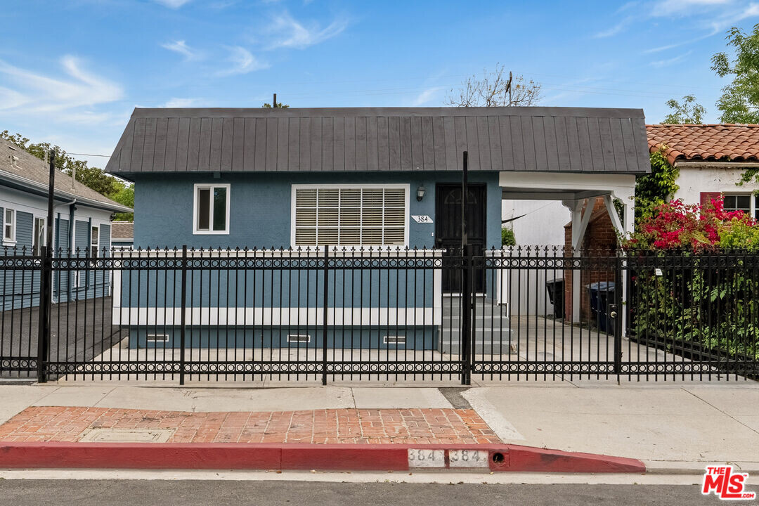 384 N San Vicente Blvd in West Hollywood, CA - Foto de edificio