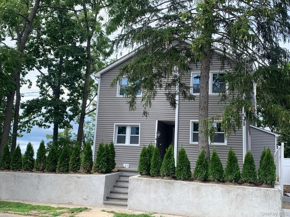 71 Lannon Pl in Port Washington, NY - Building Photo