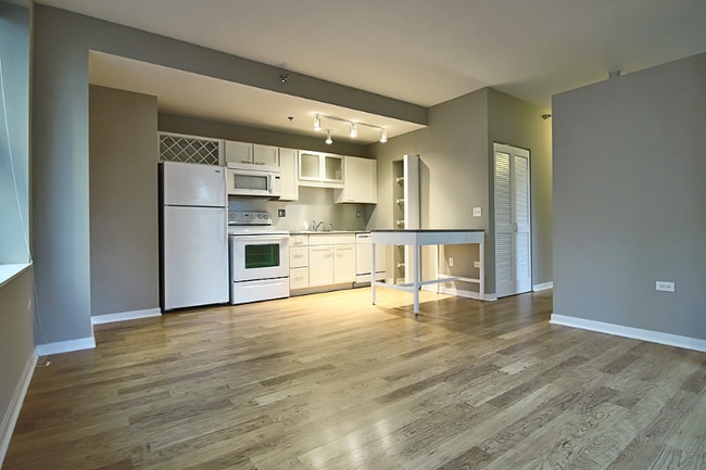 211 W Randolph St in Chicago, IL - Building Photo - Building Photo