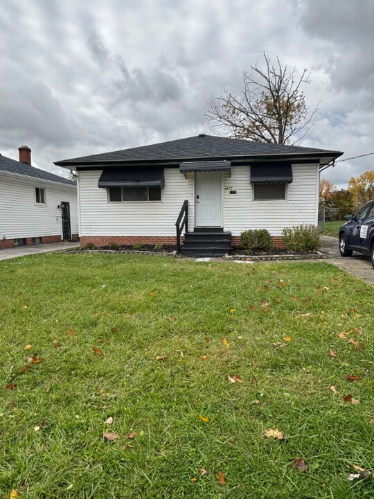 4672 Hillside Ave in Garfield Heights, OH - Foto de edificio