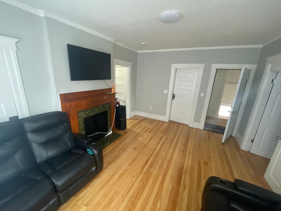 50 Hollywood St in Worcester, MA - Building Photo