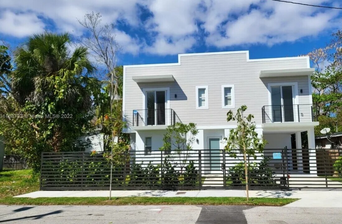 3823 Thomas Ave in Miami, FL - Building Photo