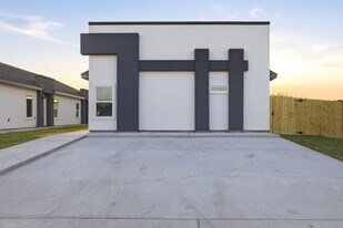 1600 Clinton St in Harlingen, TX - Building Photo