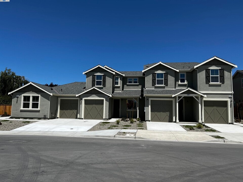 1820 Monroe Ct in Hollister, CA - Building Photo