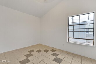 3700 La Luz Ave in El Paso, TX - Building Photo - Building Photo