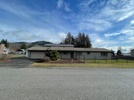 212 NE Hood St in White Salmon, WA - Building Photo