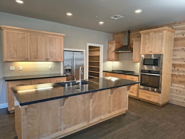 1365 Browning St-Unit -Unit B in Redding, CA - Building Photo - Building Photo