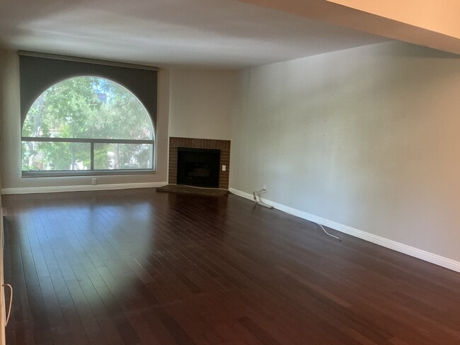 21650 Burbank Blvd, Unit Woodland Oaks in Woodland Hills, CA - Building Photo - Building Photo