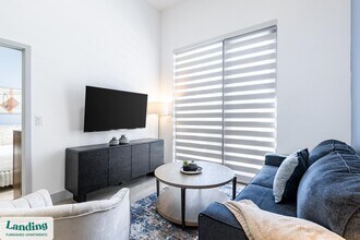 1155 NE 126th St, Unit 727 in North Miami, FL - Foto de edificio - Building Photo