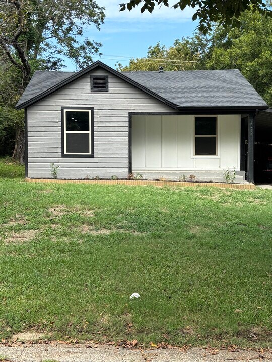 1511 W Bond St in Denison, TX - Building Photo