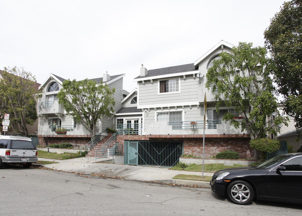 10613 Woodbridge St in North Hollywood, CA - Building Photo