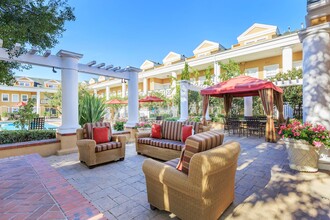 Heritage Square Senior Apartment Homes in Ladera Ranch, CA - Foto de edificio - Building Photo