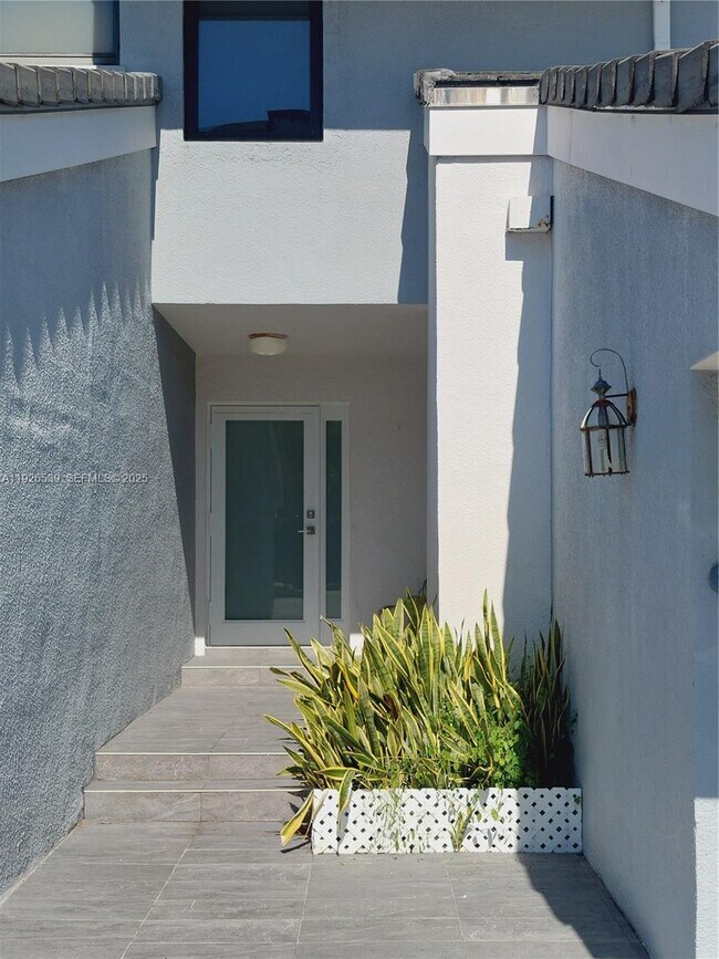 255 Poinciana Island Dr in Sunny Isles Beach, FL - Building Photo - Building Photo