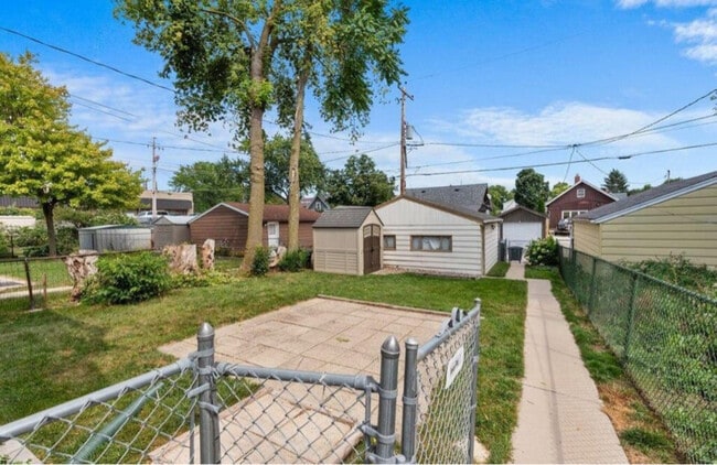 964 S 61st St in West Allis, WI - Foto de edificio - Building Photo