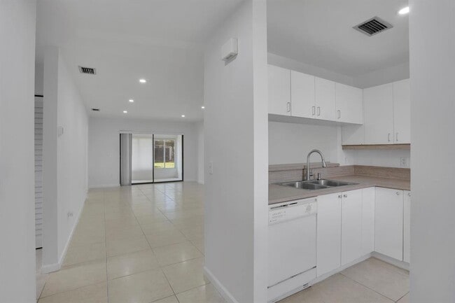 315 NW 36th Ave in Deerfield Beach, FL - Building Photo - Building Photo