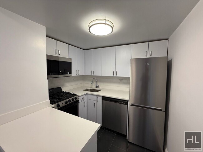 E 16 ST in New York, NY - Building Photo - Building Photo