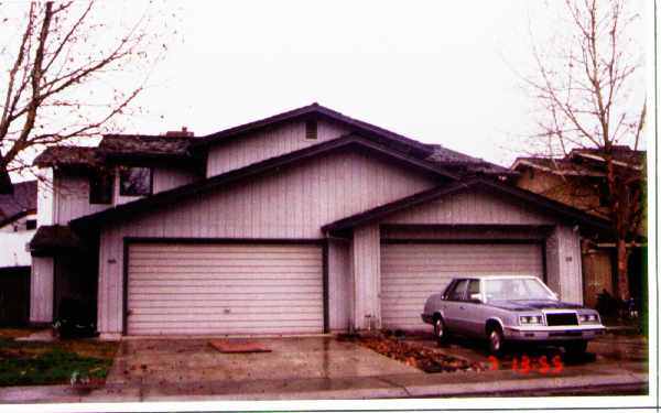 146-148 Adobe Ct in Lodi, CA - Foto de edificio