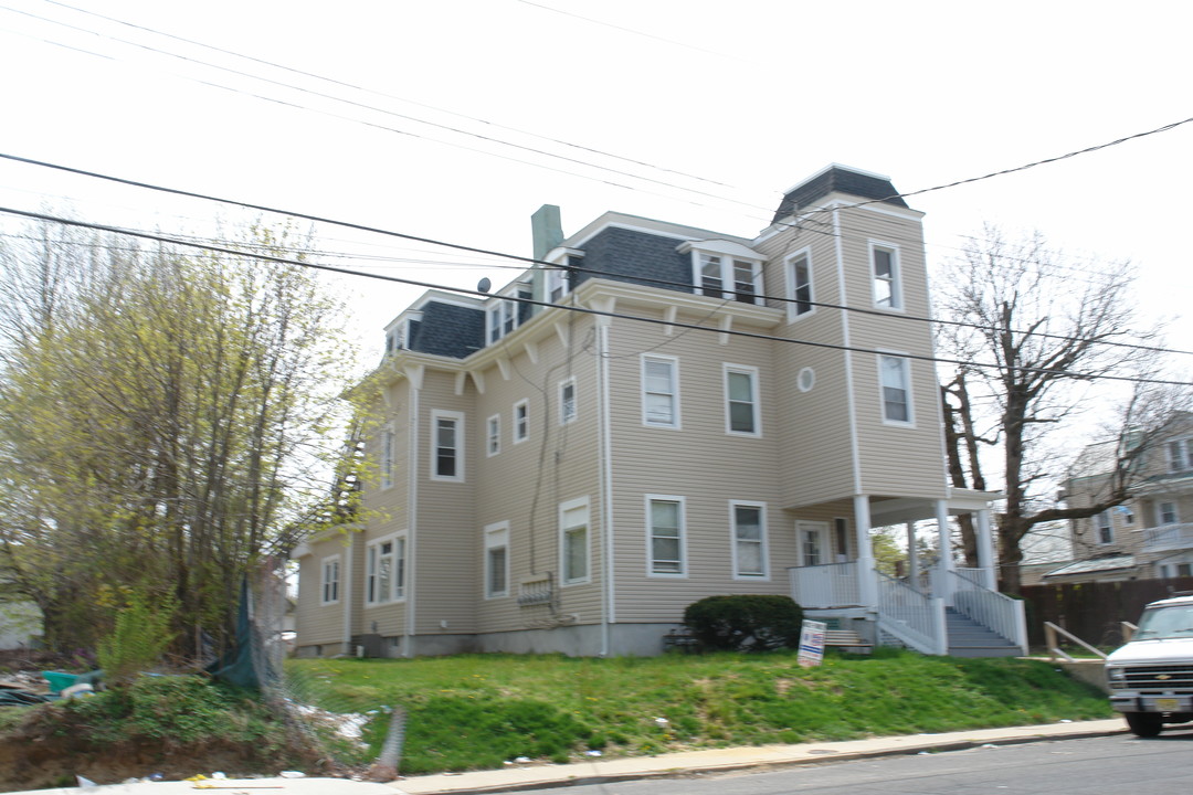 160 Chelsea Ave in Long Branch, NJ - Foto de edificio