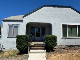 1138 SE Washington Ave in Roseburg, OR - Building Photo