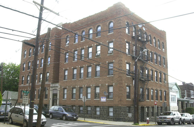 7202 Palisade Ave in North Bergen, NJ - Foto de edificio - Building Photo