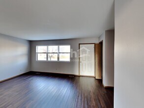 516 Powers Ct in Yorkville, IL - Building Photo - Building Photo