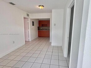 2731 NW 27th St in Miami, FL - Building Photo - Building Photo