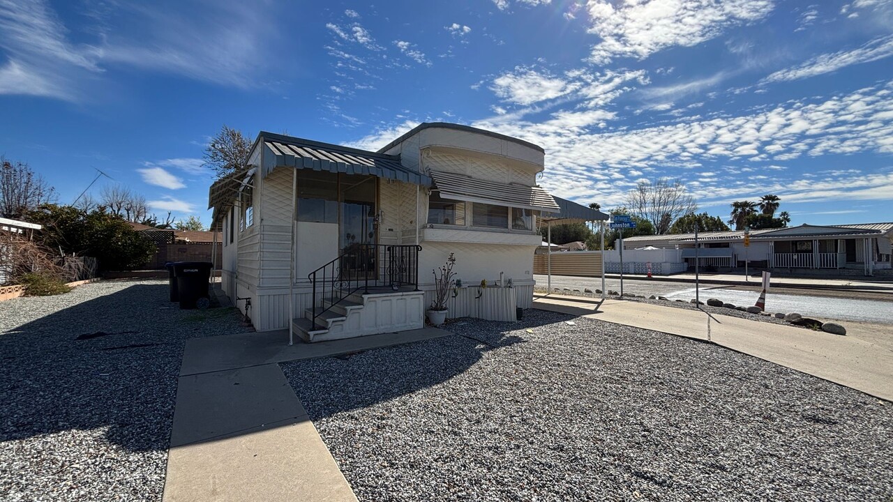 898 San Francisco Dr in Hemet, CA - Building Photo