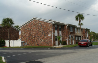 Colonial Townhouses in South Daytona, FL - Building Photo