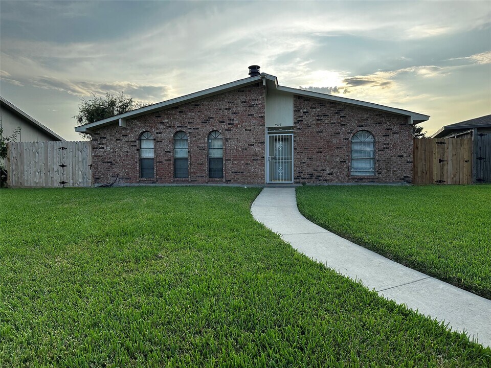 5915 Trailview Dr in Houston, TX - Building Photo