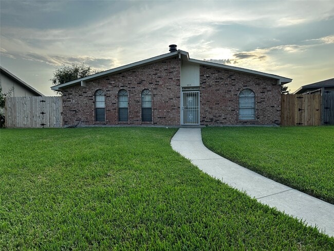 property at 5915 Trailview Dr