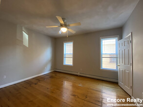 9 Beacon St, Unit 2 in Somerville, MA - Foto de edificio - Building Photo