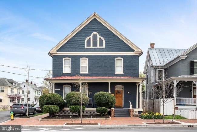 property at 402 S Loudoun St