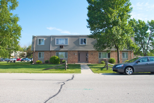 Pilgrim Square Apartments in Germantown, WI - Foto de edificio - Building Photo