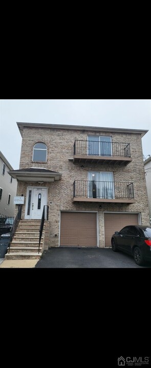 1032-1034 Bond St-Unit -3 in Elizabeth, NJ - Building Photo