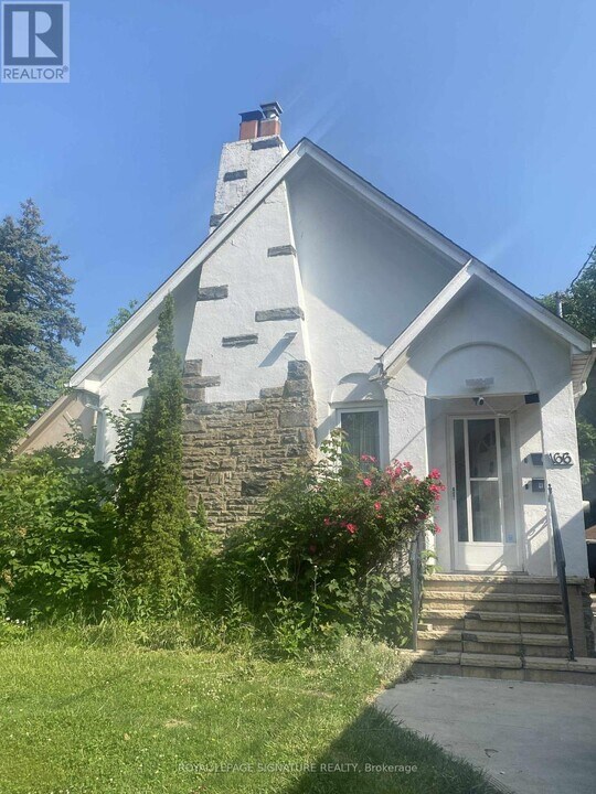 166 Chaplin Crescent in Toronto, ON - Building Photo
