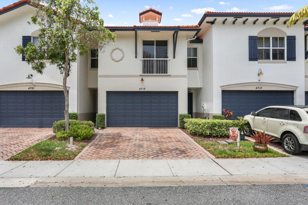 4719 N Prive Cir in Delray Beach, FL - Building Photo