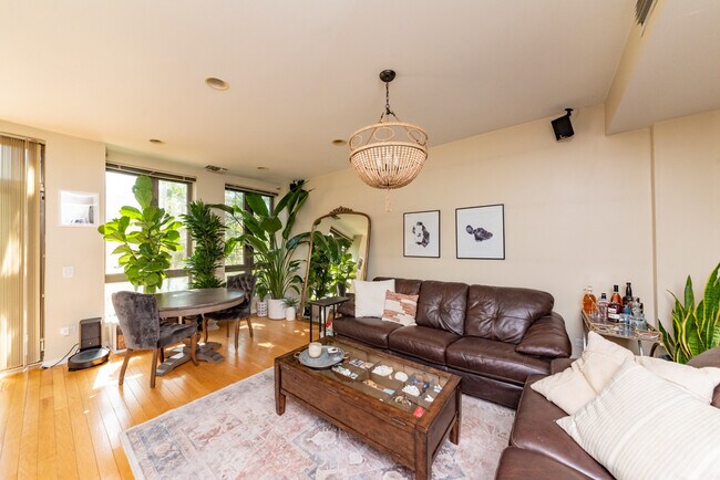 400 N Clinton St, Unit 307 in Chicago, IL - Building Photo - Building Photo