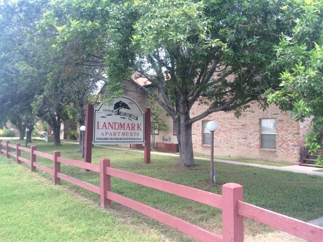 Landmark Apartments in Uvalde, TX - Foto de edificio - Building Photo