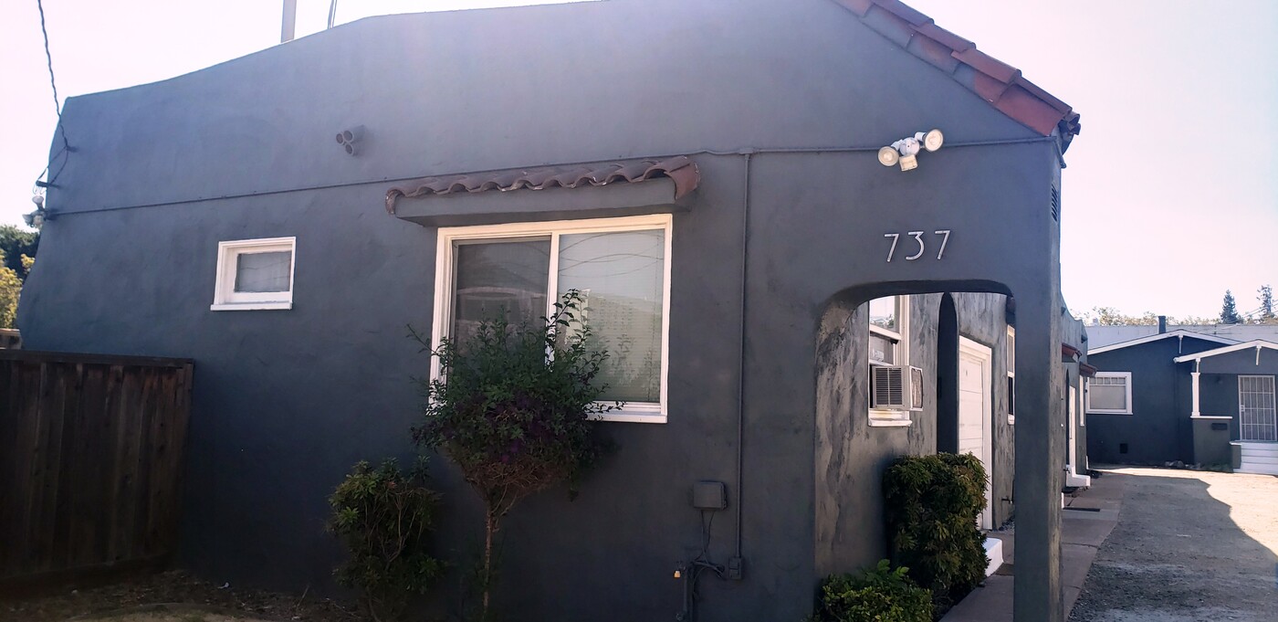 737 Smalley Ave in Hayward, CA - Building Photo