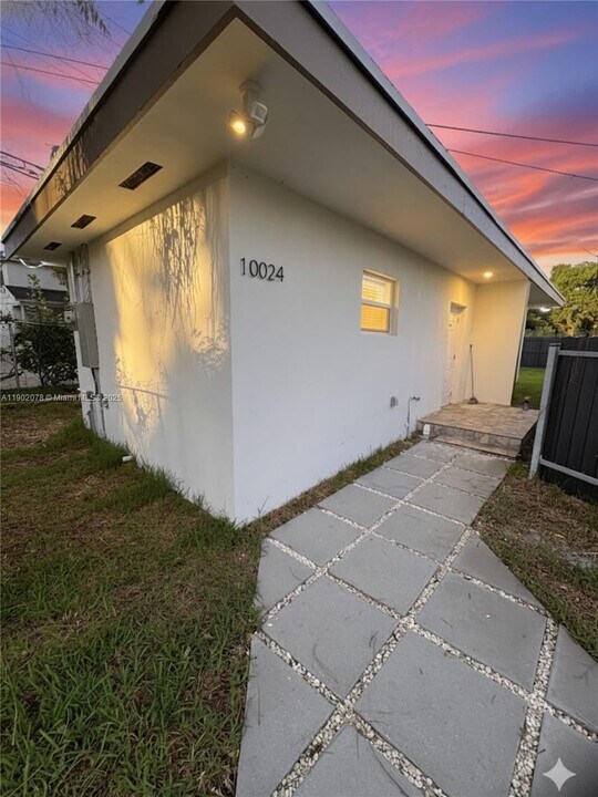 10020 SW 171st St in Miami, FL - Building Photo