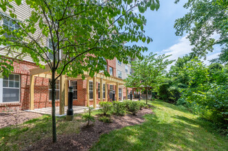 HOC at Willow Manor LLC - Colesville in Silver Spring, MD - Foto de edificio - Building Photo